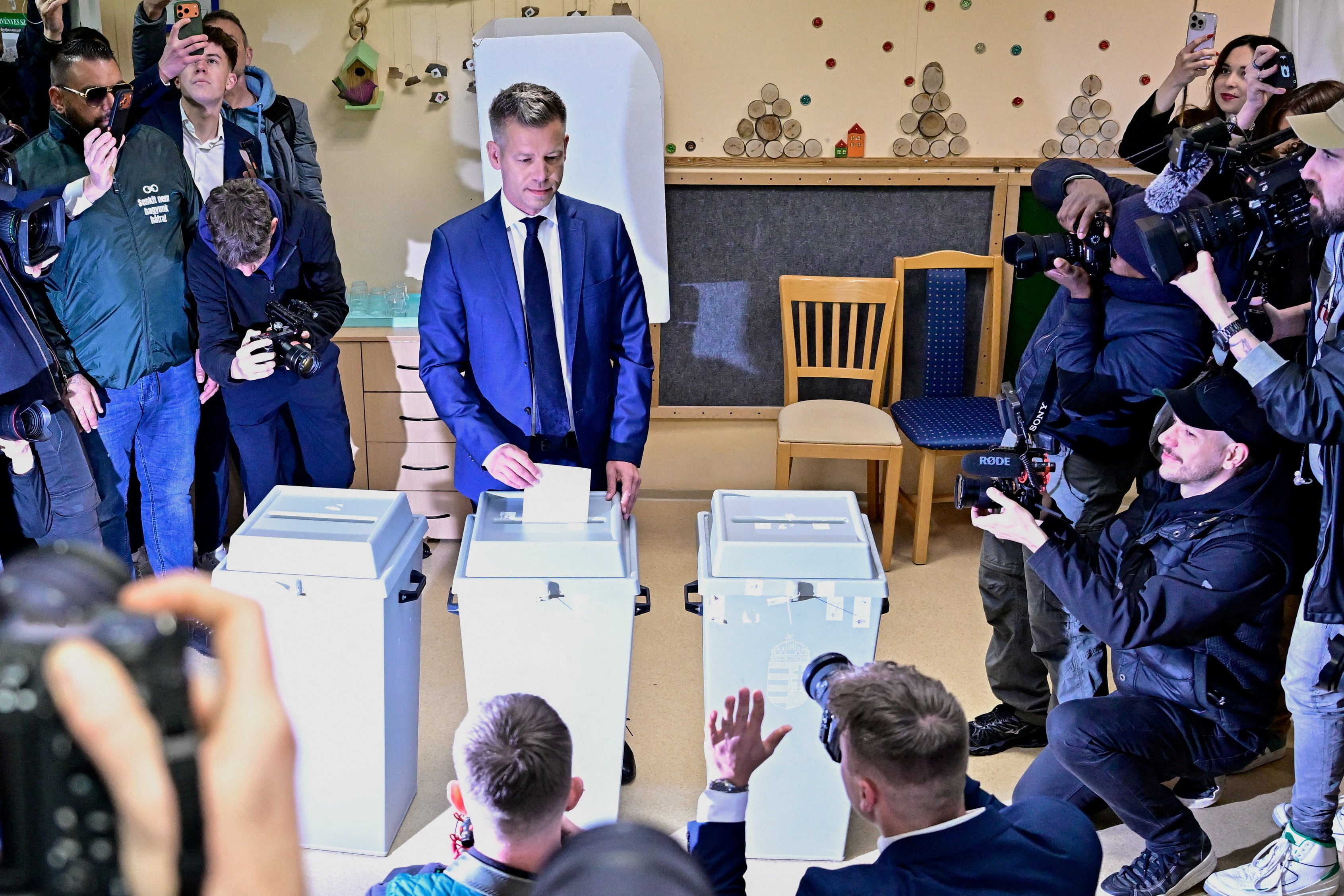 Peter Magyar, líder del partido opositor Tisza, deposita su voto durante las elecciones parlamentarias húngaras en Budapest, Hungría, el 12 de abril de 2026. REUTERS/Marton Monus