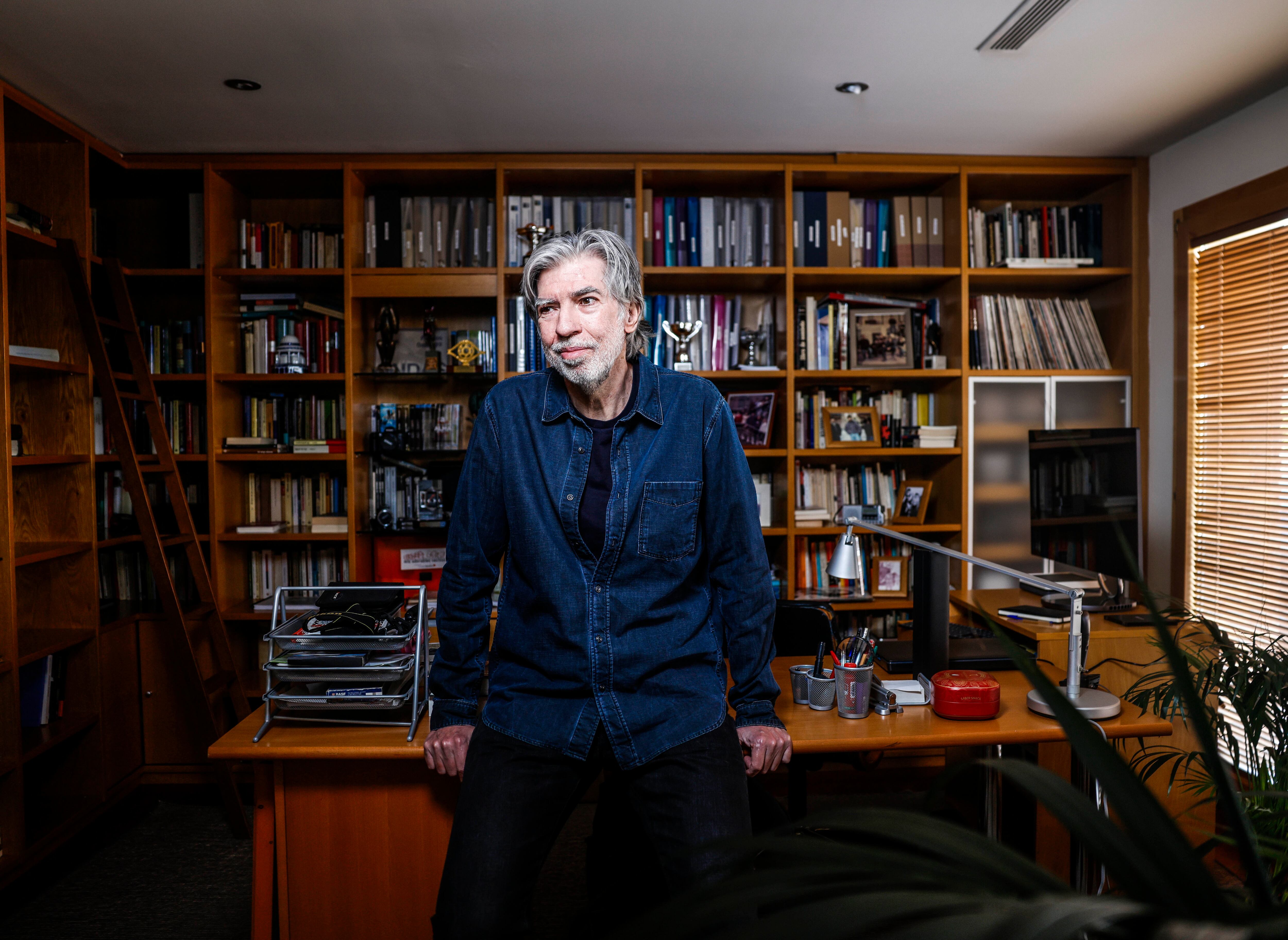 El director de series Manuel Valdivia en su casa.