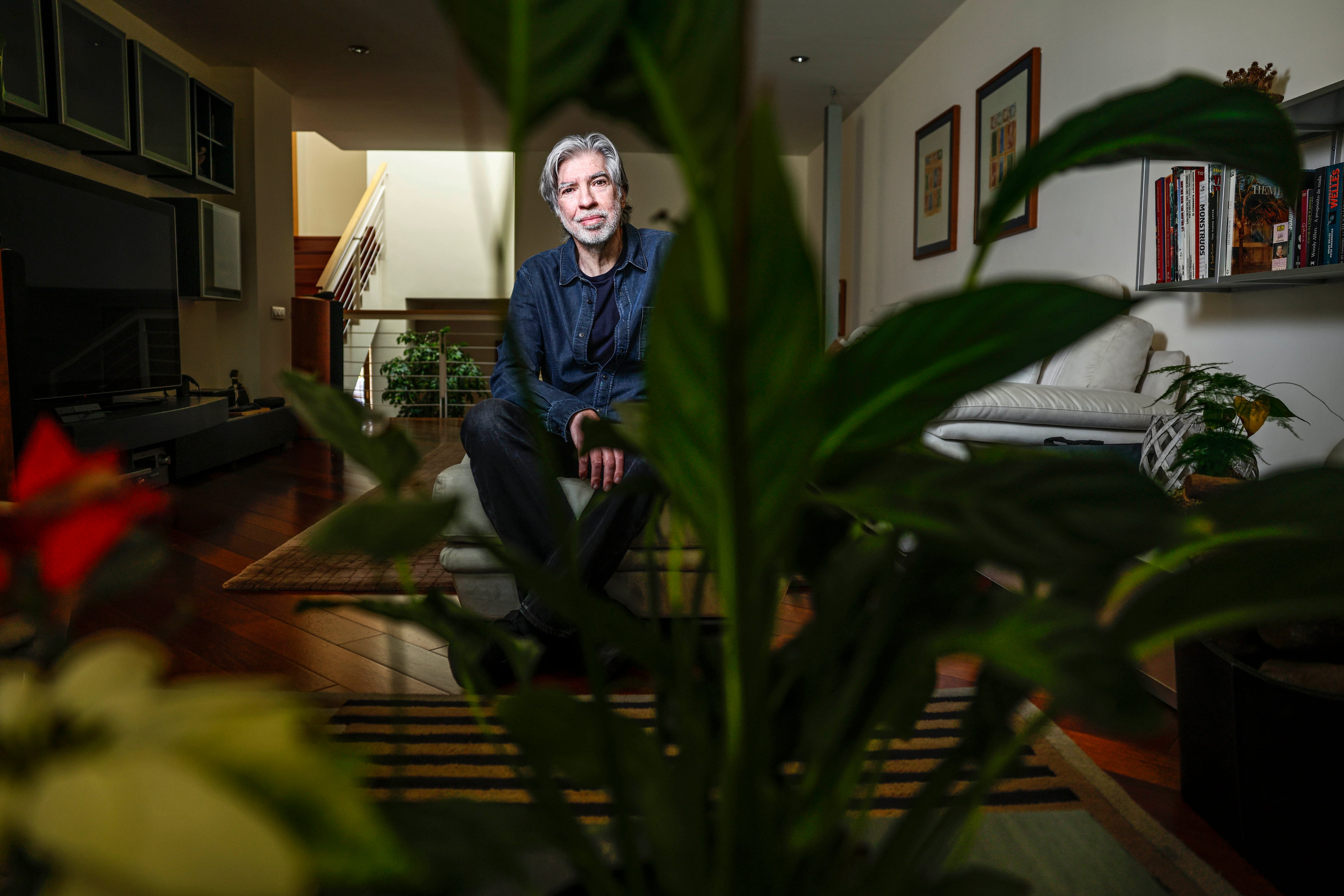 El director de series Manuel Valdivia en su casa.