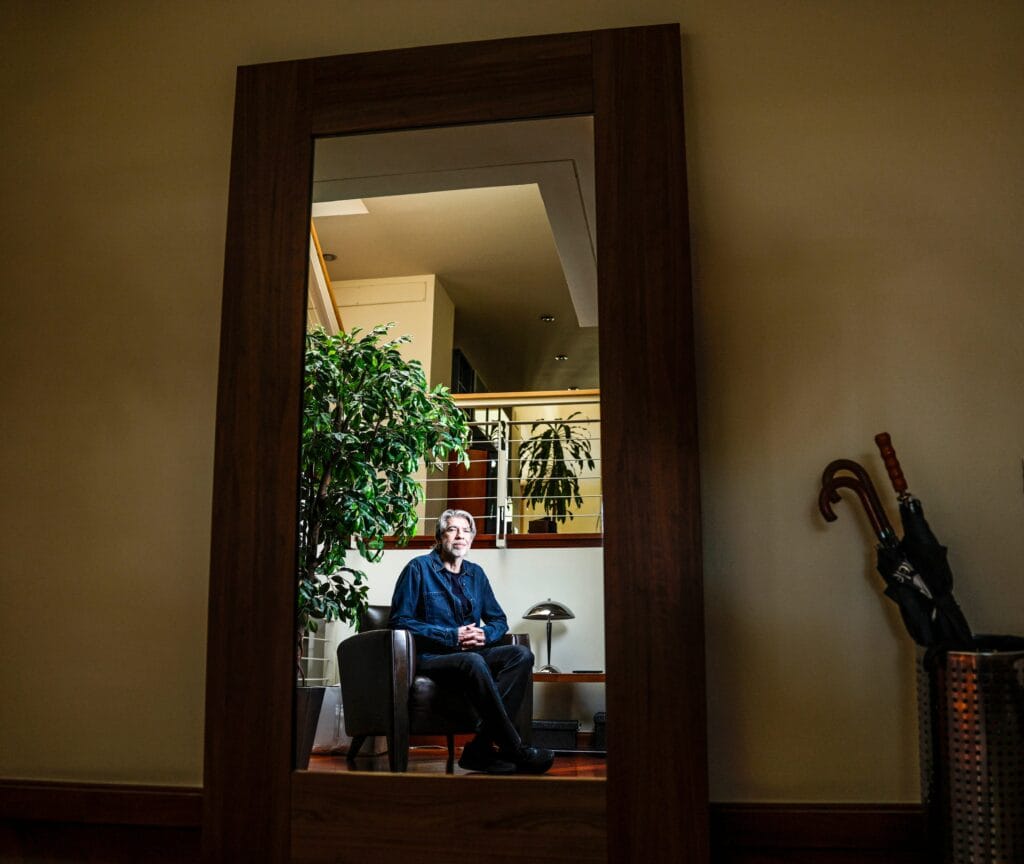 El director de series Manuel Valdivia, en su casa.