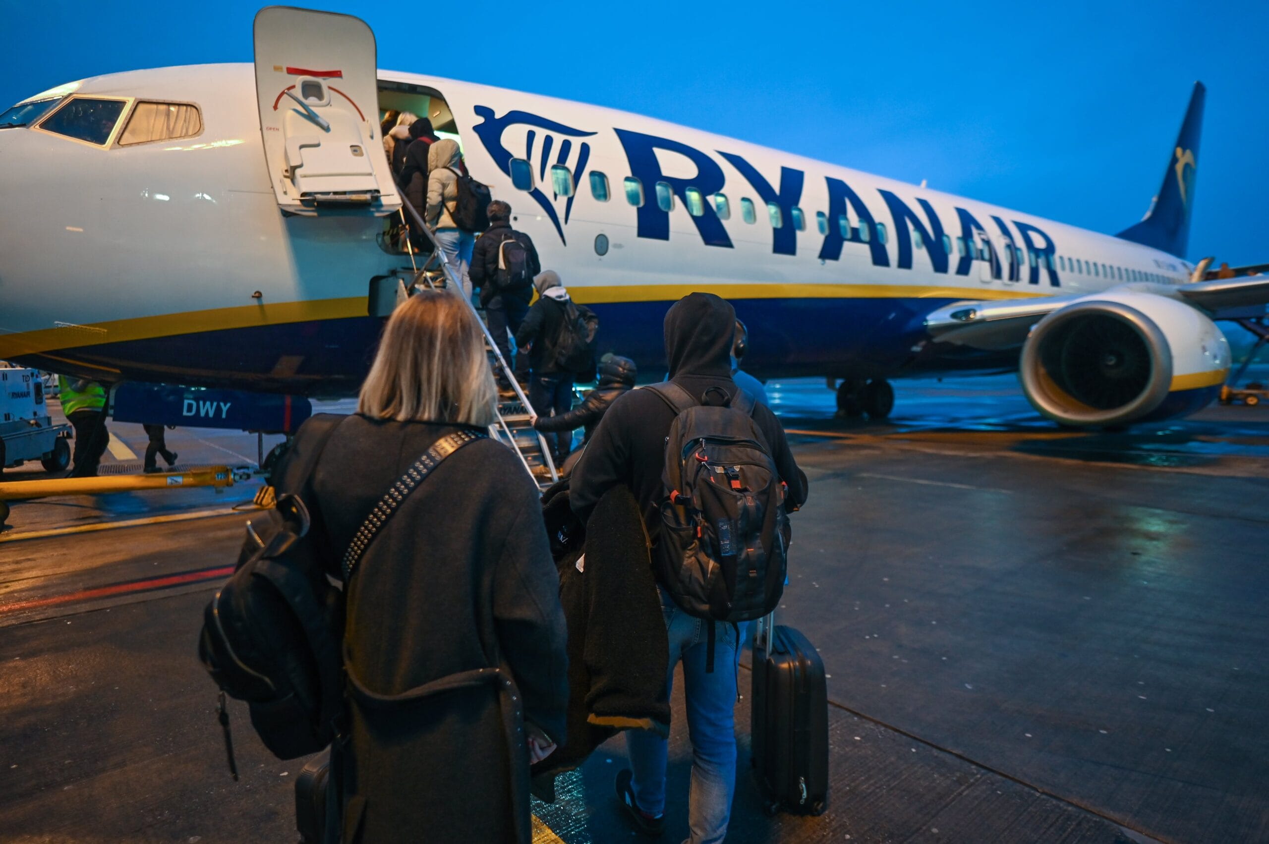 Pasajeros embarcando en un avión de Ryanair en el Aeropuerto Internacional de Dublín, en Dublín (Irlanda), el 17 de febrero de 2023.