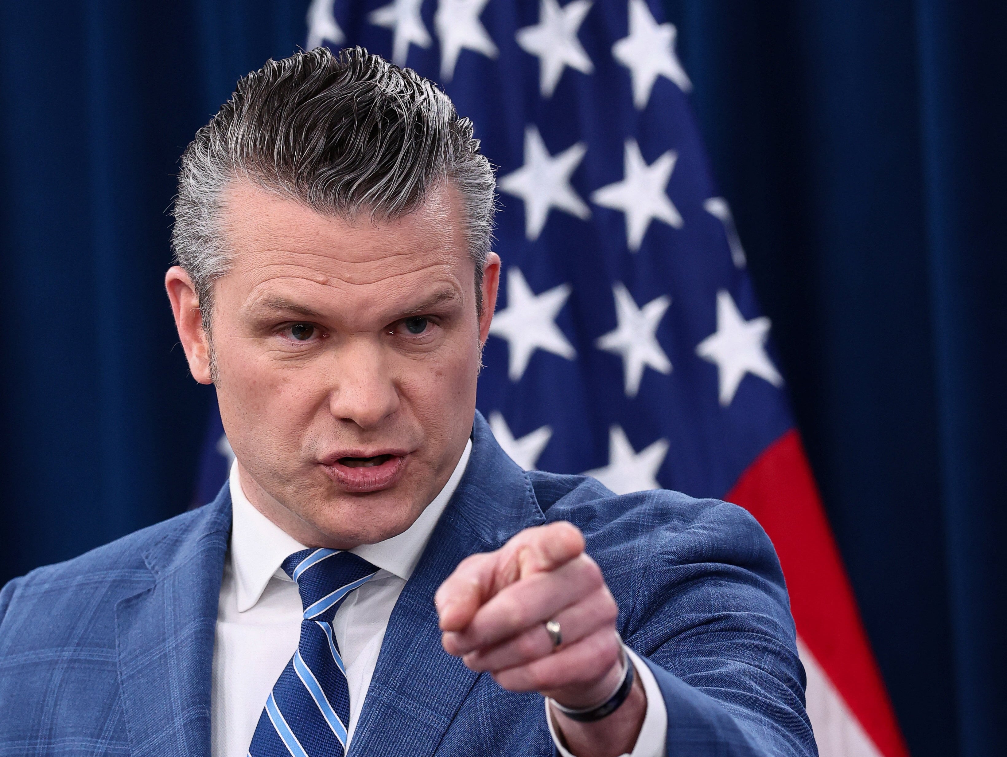 El secretario de Guerra de Estados Unidos, Pete Hegseth, ofrece una rueda de prensa en la sala de prensa del Pentágono, tras el anuncio de un alto el fuego de dos semanas en la guerra con Irán, en el Pentágono, Washington D.C., el 8 de abril de 2026 (REUTERS/Kevin Lamarque)
