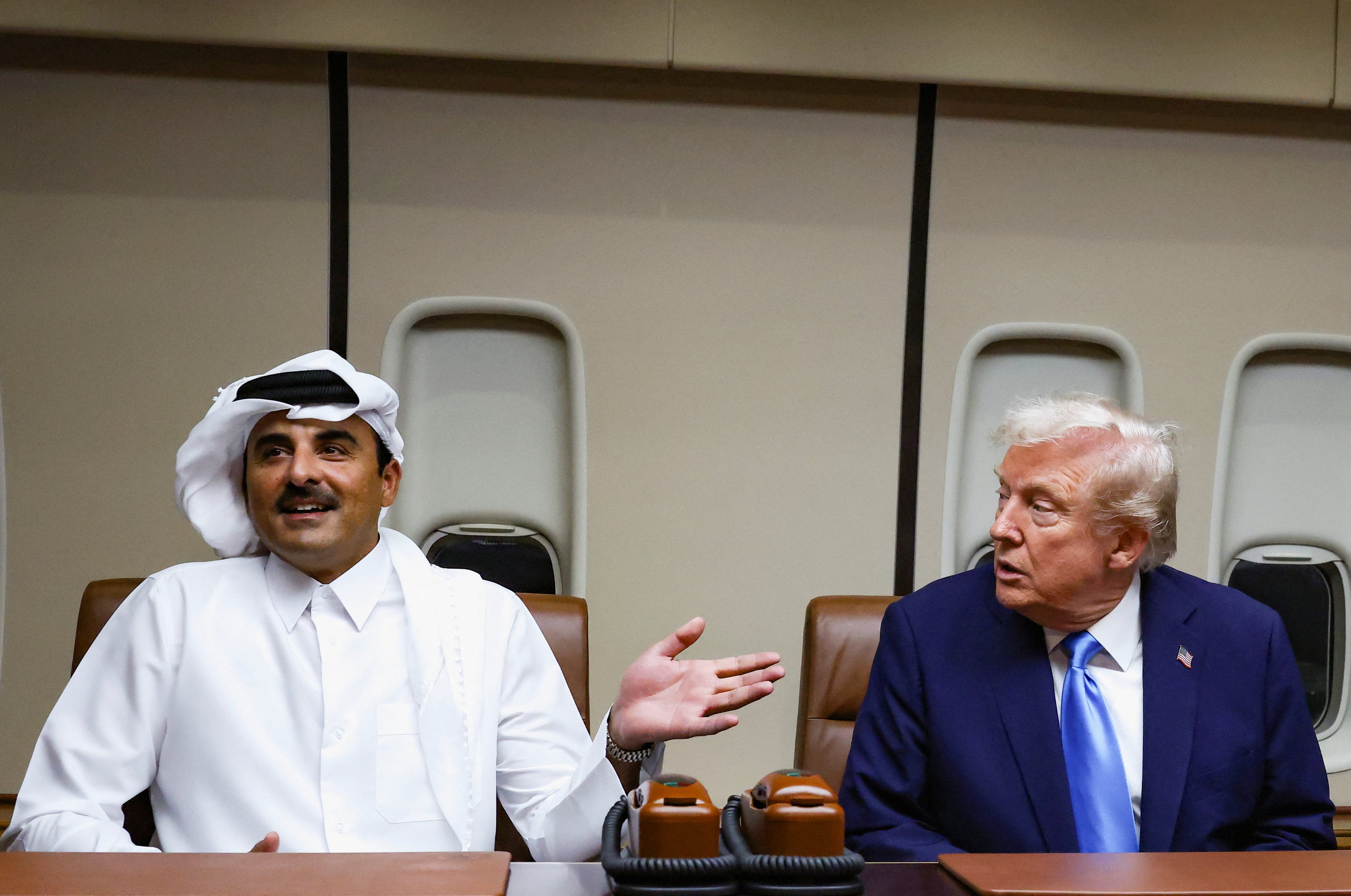 El presidente estadounidense Donald Trump escucha mientras el emir de Qatar, el jeque Tamim bin Hamad Al Thani, gesticula al hablar durante una reunión a bordo del Air Force One durante su escala para repostar en la base aérea de Al Udeid, cerca de Doha, Qatar, el 25 de octubre de 2025 (REUTERS/Evelyn Hockstein/Archivo)