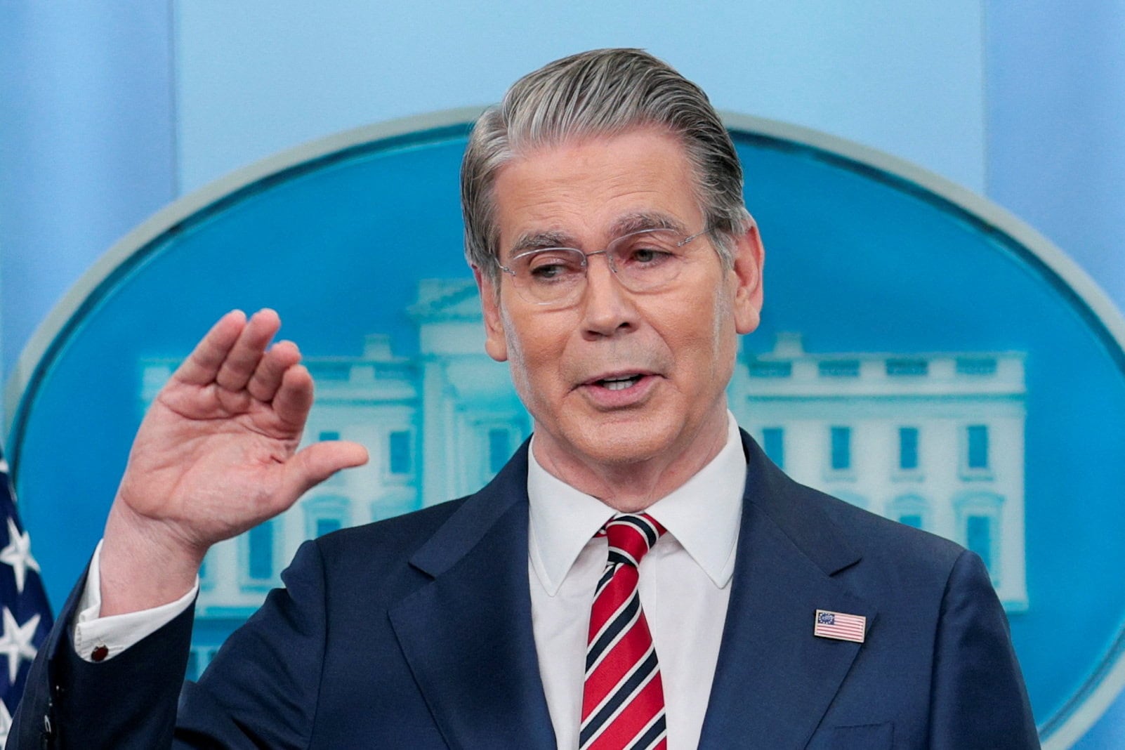 El secretario del Tesoro de Estados Unidos, Scott Bessent, habla durante una rueda de prensa en la sala de prensa James S. Brady de la Casa Blanca en Washington, D.C., EE. UU., el 15 de abril de 2026 (REUTERS/Evan Vucci)