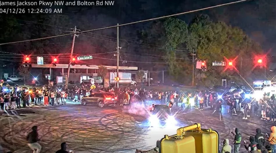 Las carreras ilegales incluyeron maniobras de derrape y bloqueos de vías, generando peligro tanto para asistentes como para el resto de los conductores (Facebook: Atlanta Police Department).