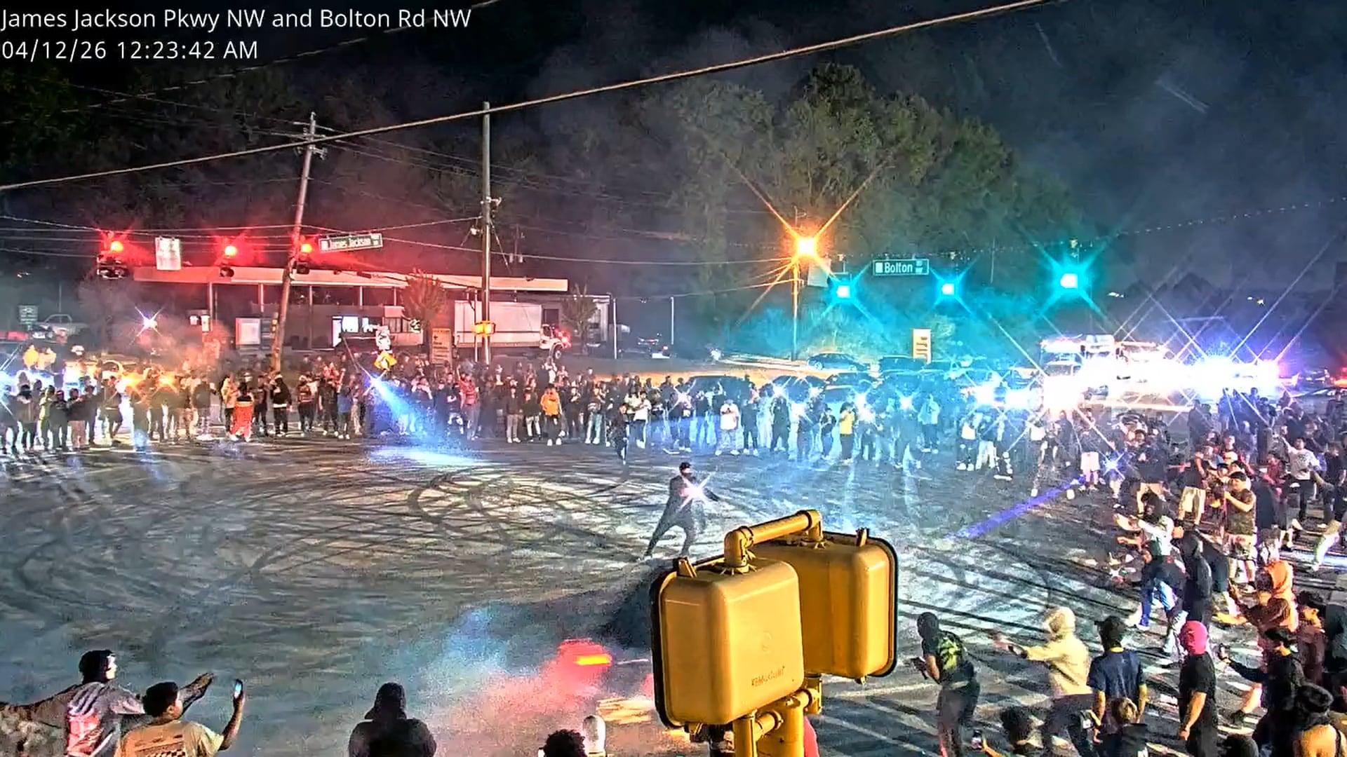 Durante el procedimiento fueron incautadas varias armas de fuego y se confiscaron vehículos implicados en las carreras callejeras (Facebook: Atlanta Police Department).