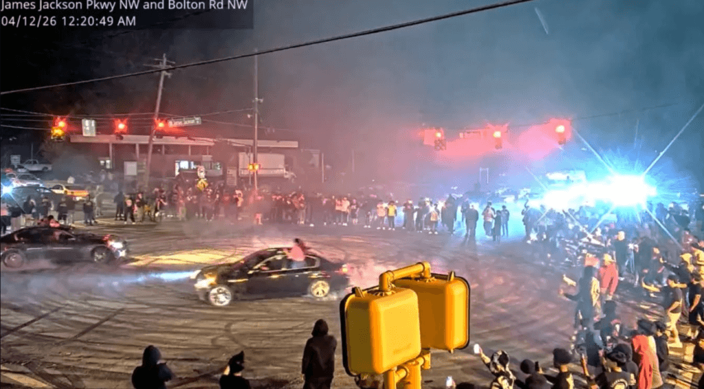 Las autoridades de Atlanta interceptaron a los sospechosos en el cruce de James Jackson Parkway NW y Bolton Road NW tras reportar maniobras de derrape ilegales (Facebook: Atlanta Police Department).