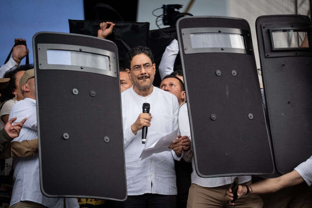 Iván Cepeda habla durante un acto de campaña, en Medellín, el 28 de marzo.