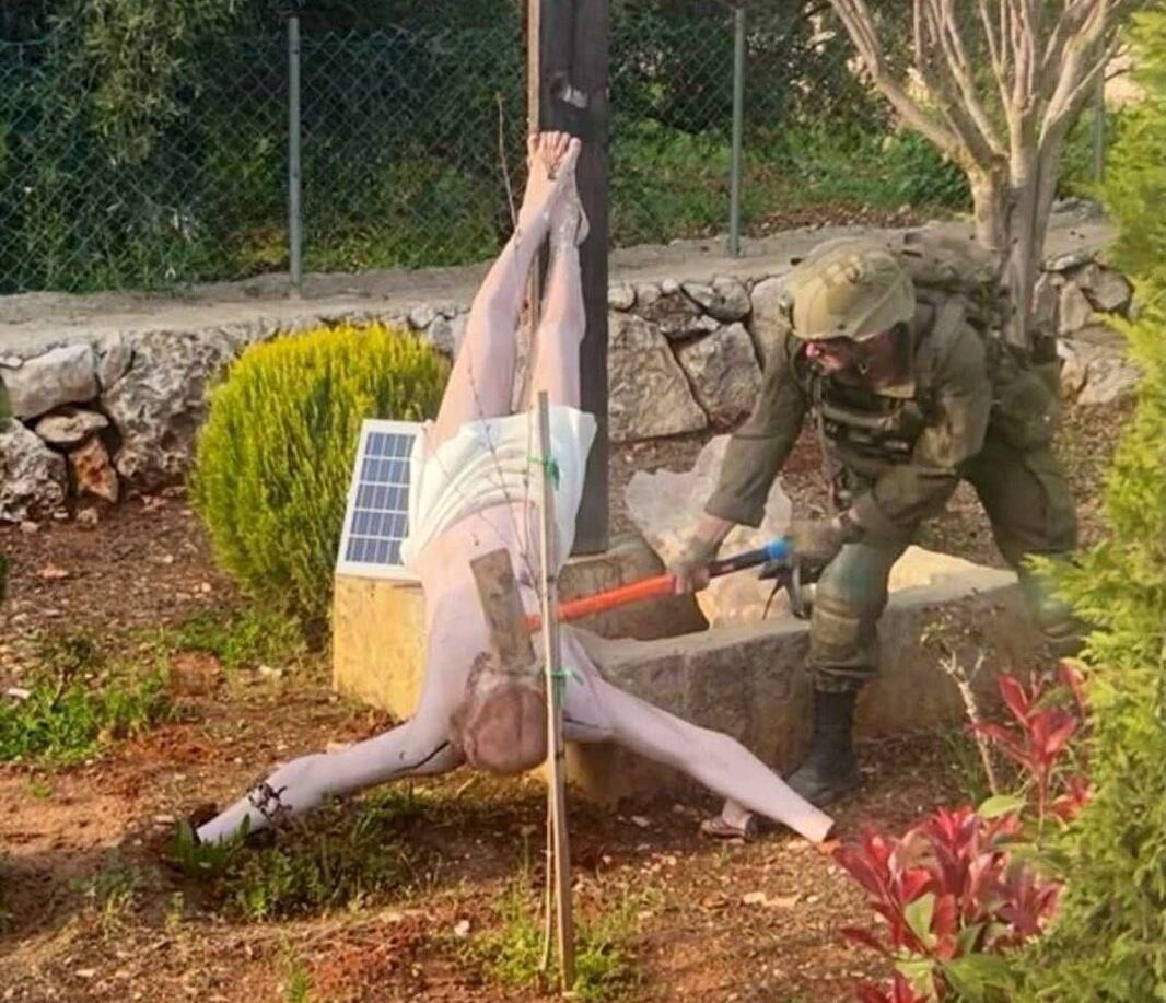 La imagen de un soldado israelí que derriba un Jesucristo crucificado en Líbano provoca un inusual lamento de Netanyahu