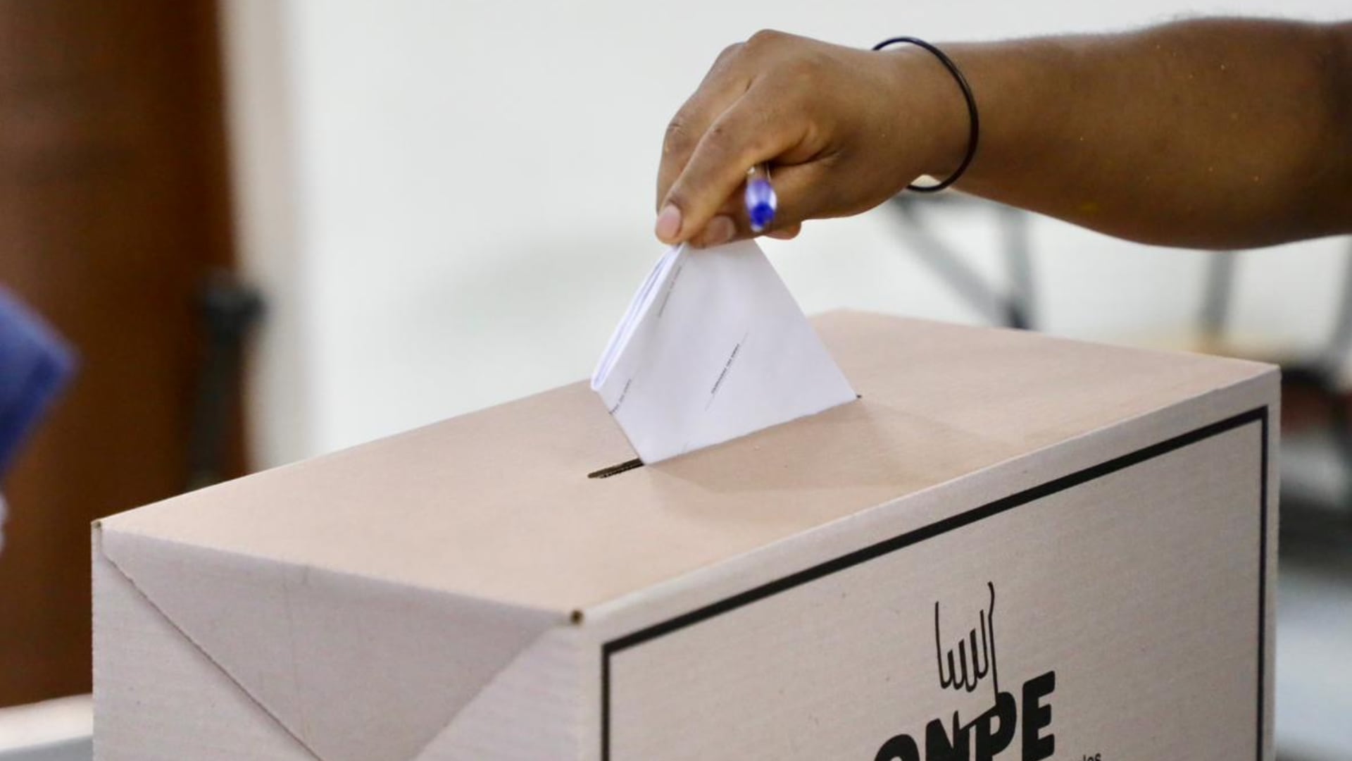 Un ciudadano deposita su voto en una urna de la ONPE durante una jornada electoral en Perú, donde el sufragio es obligatorio. (Foto: ONPE)