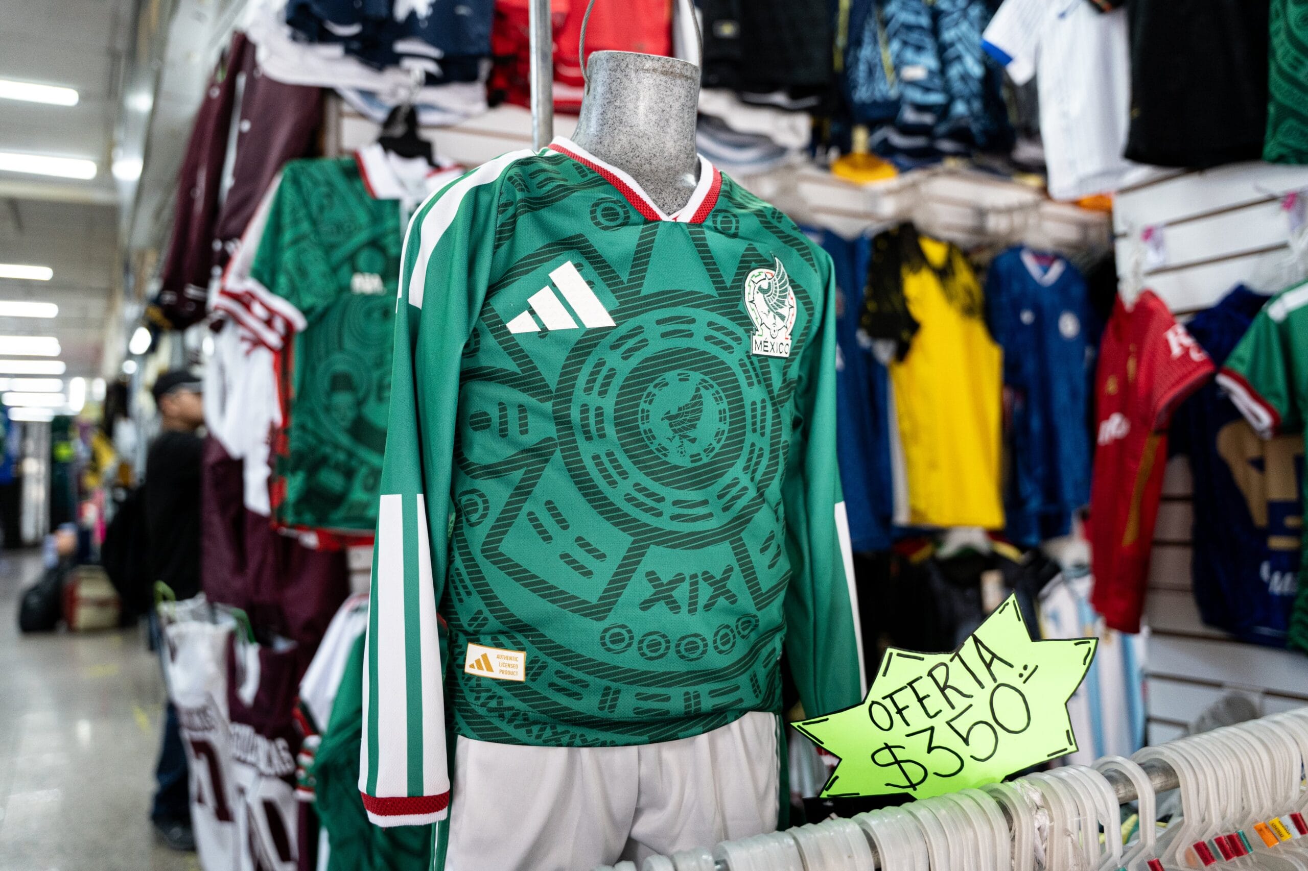 Venta de playeras de la selección mexicana en Ciudad de México, el 9 de abril.