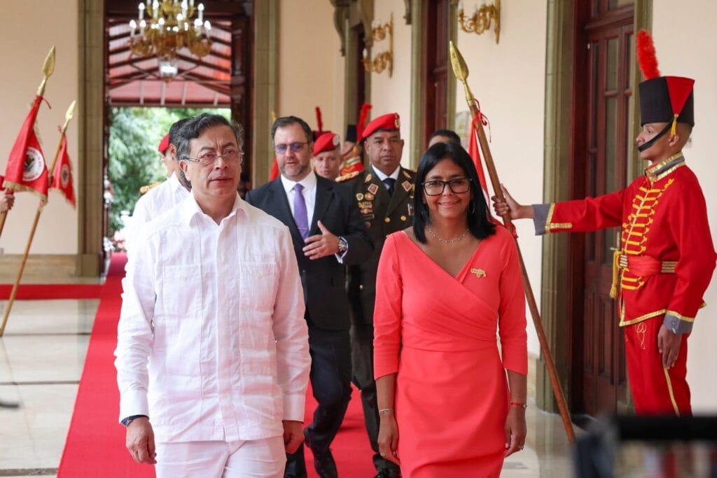 Gustavo Petro y Delcy Rodríguez deshielan relaciones en Caracas