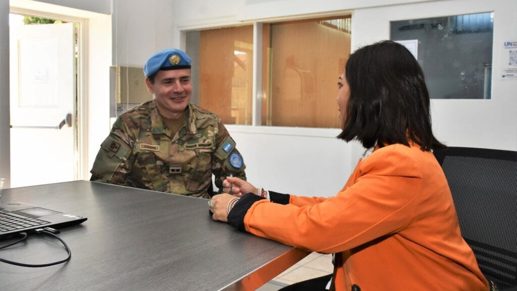 El teniente coronel Carlos Leonardo Aguirre dialogó con DEF en el cuartel general de Naciones Unidas. Desde Nicosia, él está detrás de las operaciones para sostener el equilibrio en Chipre, donde si bien no hay guerra, tampoco existe la paz (Foto: Marcelo Gasparini-EMCO)