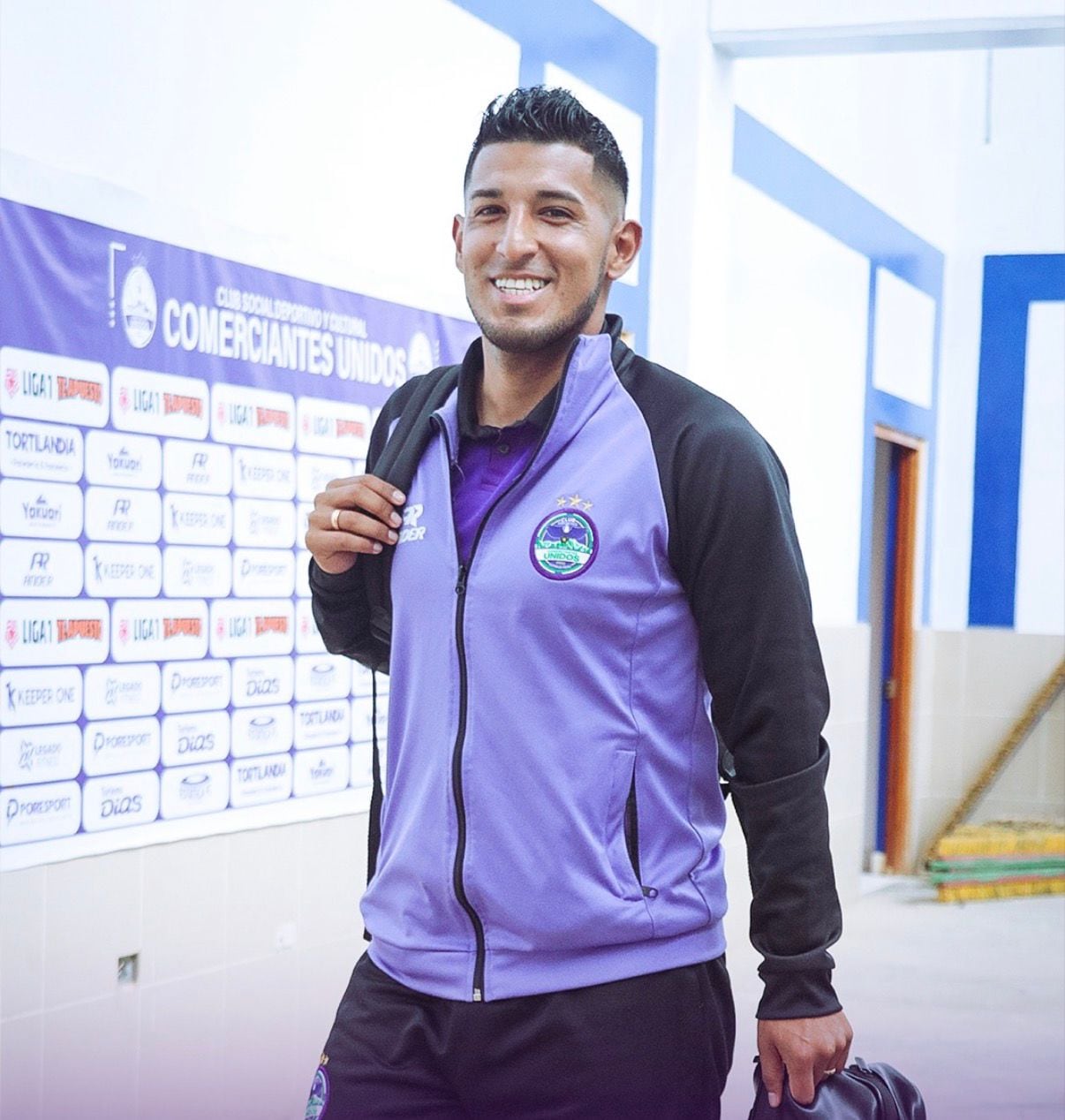 Alexis Arias, volante de Comerciantes Unidos, en su llegada al estadio.