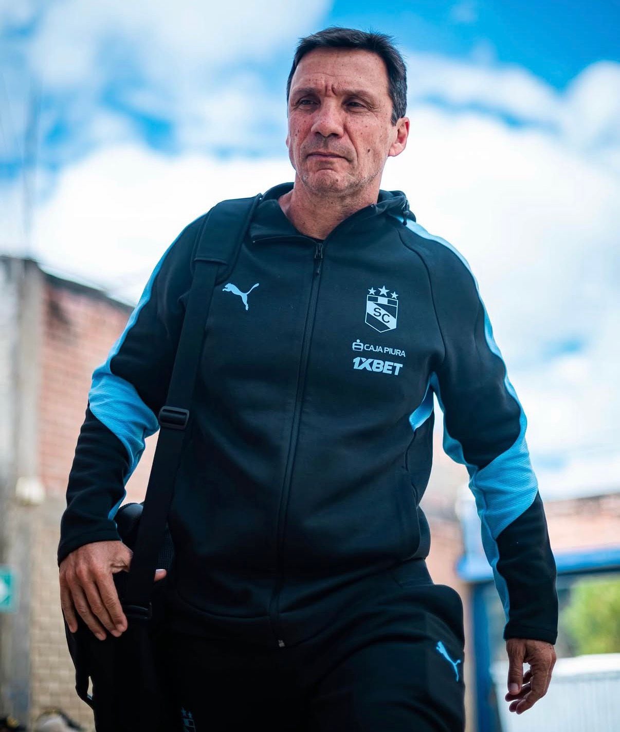Zé Ricardo, técnico de Sporting Cristal, en su llegada al estadio de Cutervo.