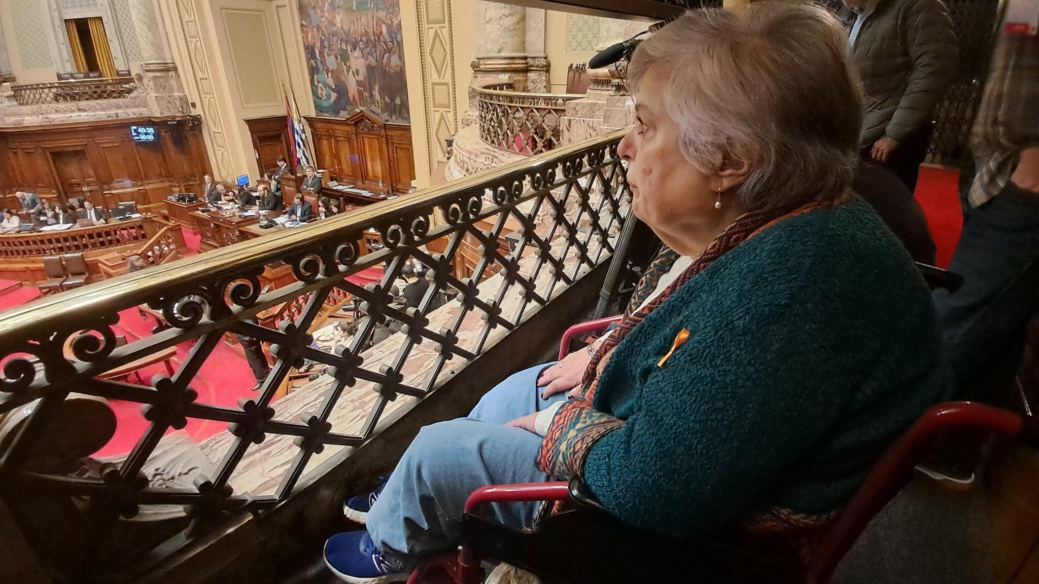 Beatriz Gelós, una mujer enferma de ELA, observa el debate por la despenalización de la eutanasia en Uruguay (@FloSalgueiro)