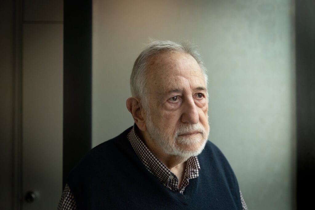 Adolfo Aristarain, director de cine argentino, posa durante una entrevista en 2024.