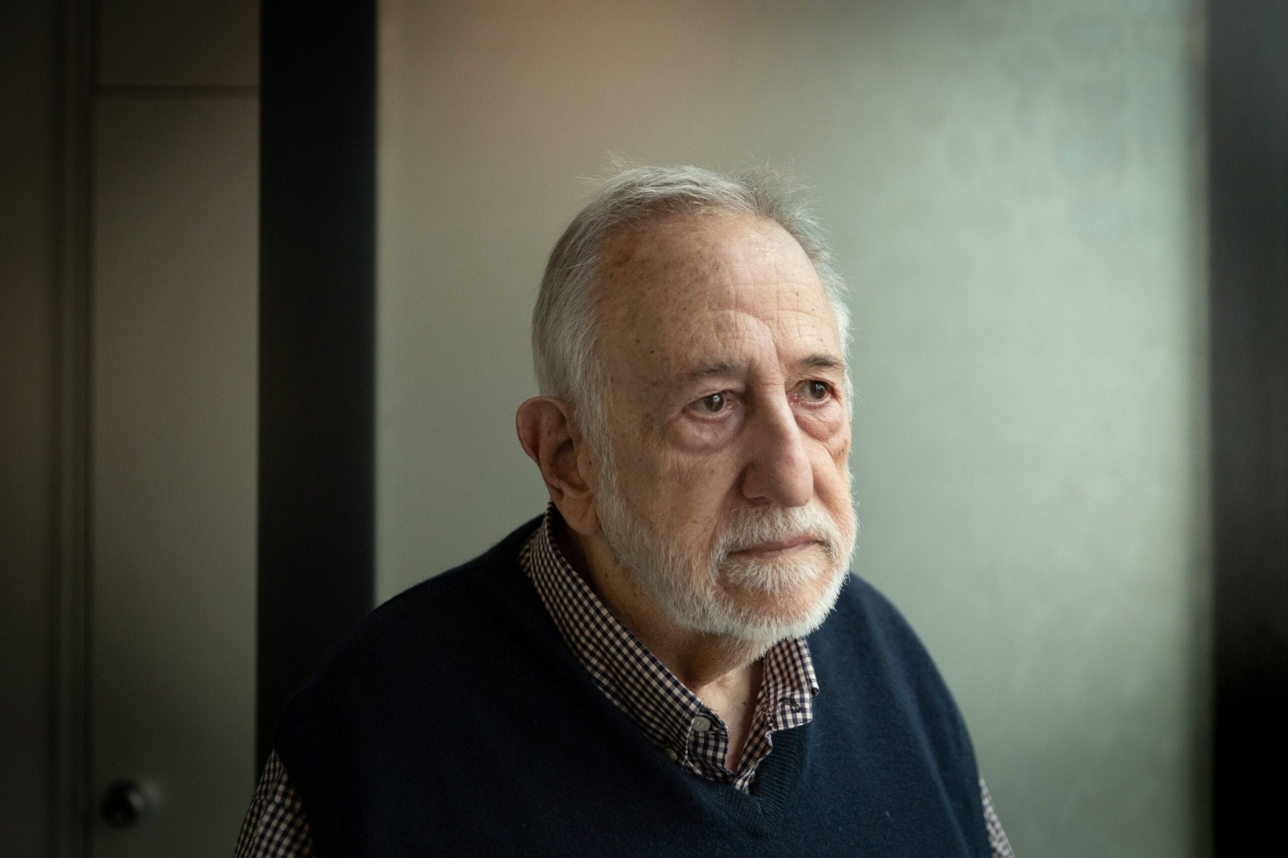 Adolfo Aristarain, director de cine argentino, posa durante una entrevista en 2024.