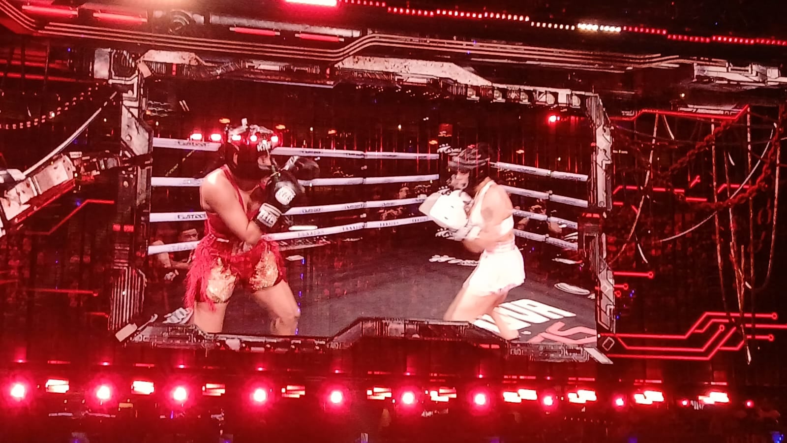 La primera pelea del evento fue Kim Shantal vs Milica (Miriam Estrella/ Infobae México)