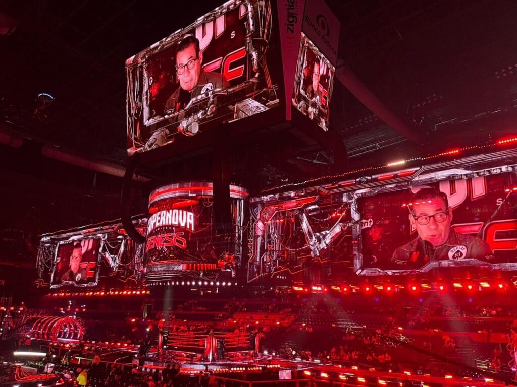 Múltiples pantallas gigantes proyectan a un presentador en el vibrante escenario del evento Supernova Génesis, que reúne a influencers y creadores de contenido. (Miriam Estrella/ Infobae México)