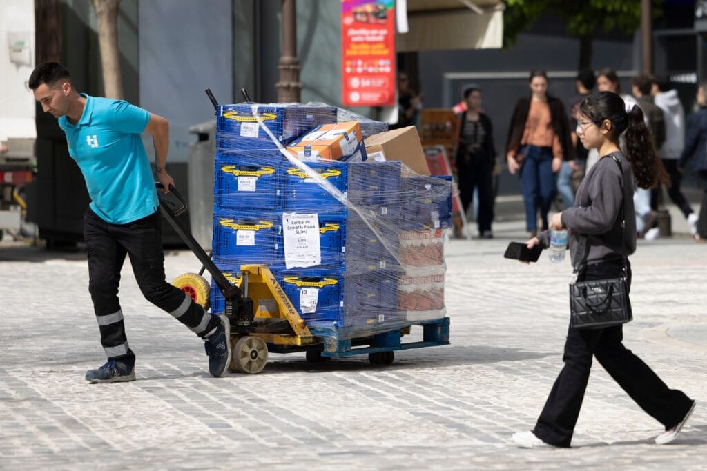 Un empleado transporta varios paquetes, el 19 de marzo en Sevilla.