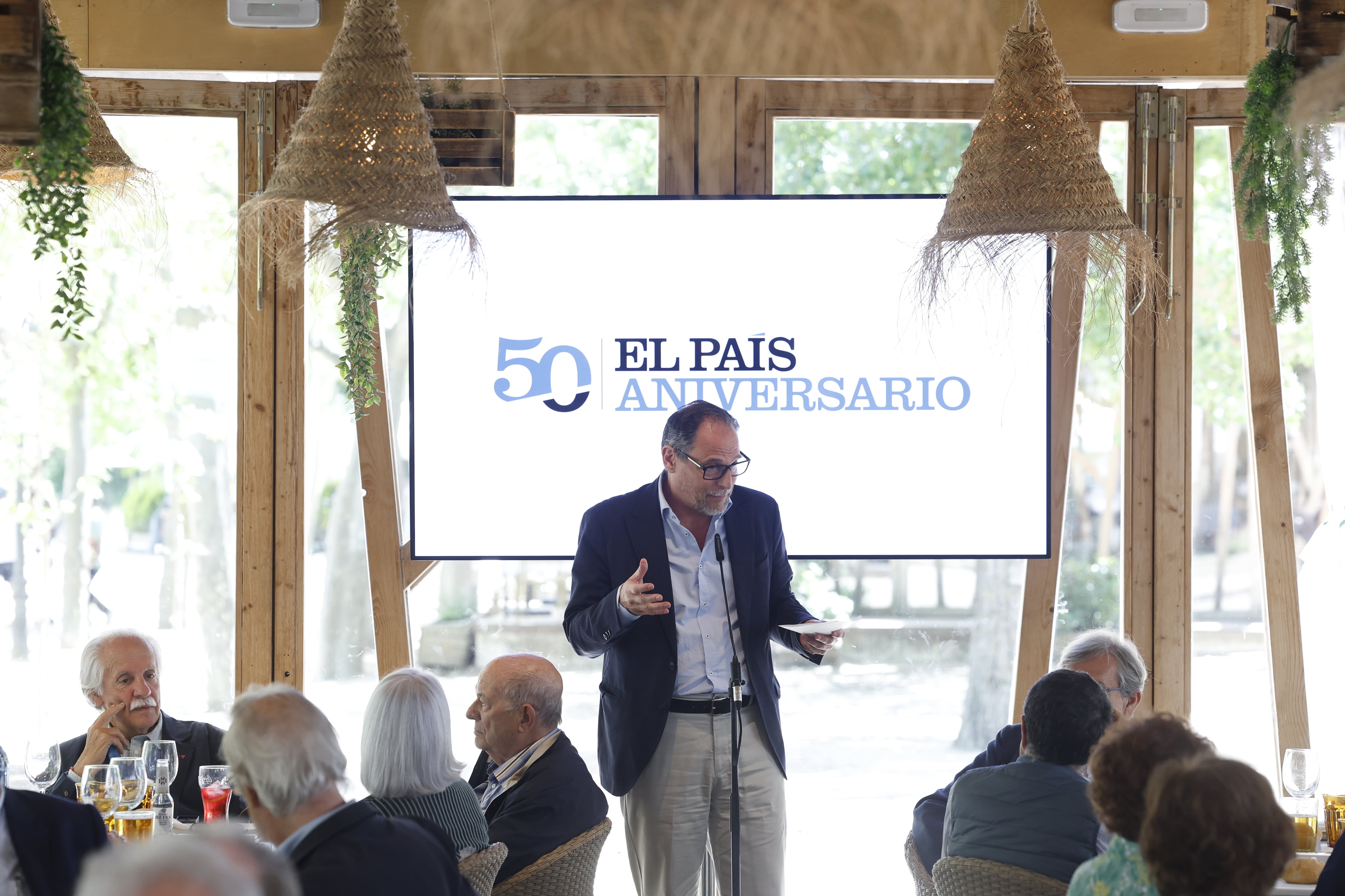 El director de EL PAÍS, Jan Martínez Ahrens, durante el encuentro con los pioneros del periódico este martes en Madrid.