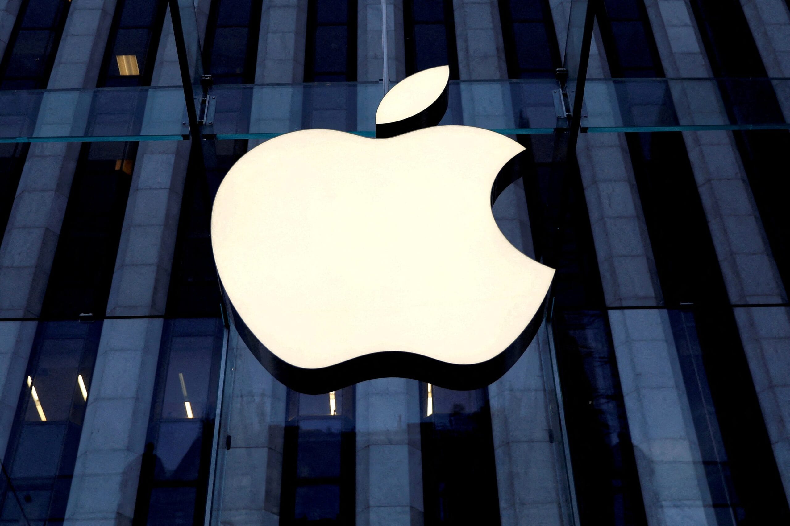 Apple gana un 17% más en su primer semestre, sube el dividendo y recomprará acciones por 100.000 millones