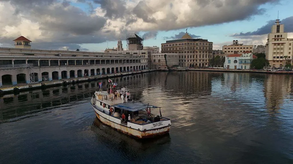 Llegan a Cuba dos barcos de ayuda humanitaria tras desaparecer en el Caribe