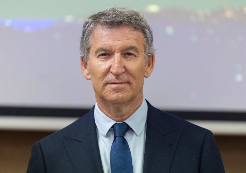 Feijóo conversa con Clavijo para trasladarle apoyo en esta crisis y pide al Gobierno dar información veraz
