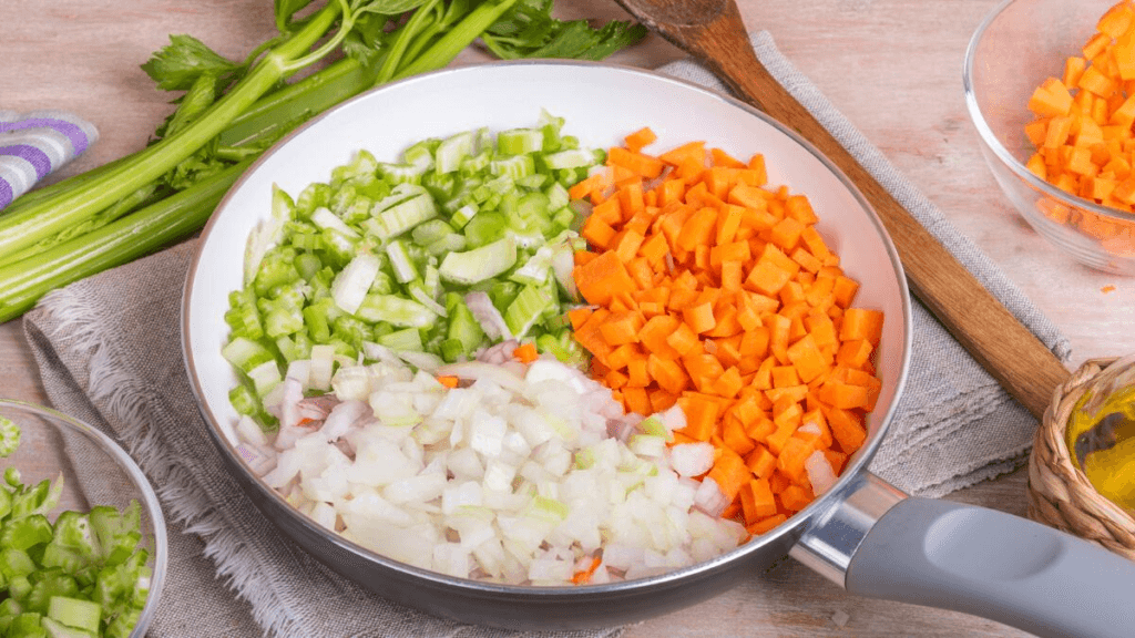Verduras frescas picadas listas en la sartén.