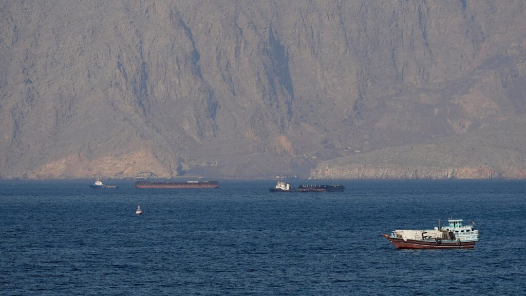 Barcos y petroleros en el estrecho de Ormuz, frente a la costa de Musandam, Omán (REUTERS/Stringer/Archivo)