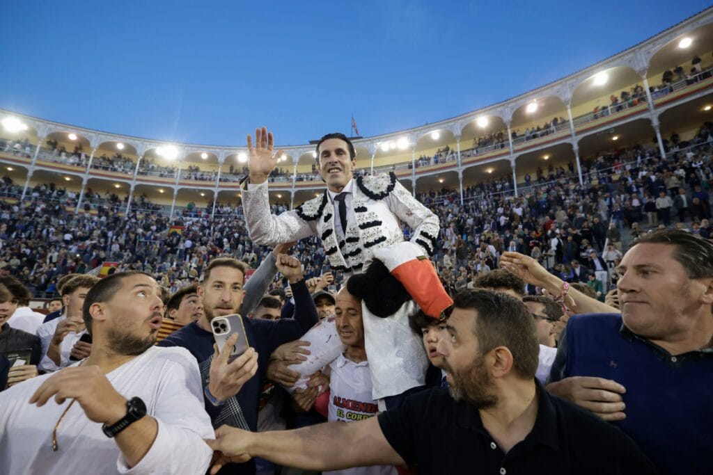 Alejandro Talavante, a hombros al final de la corrida, instantes antes de salir por la Puerta Grande.
