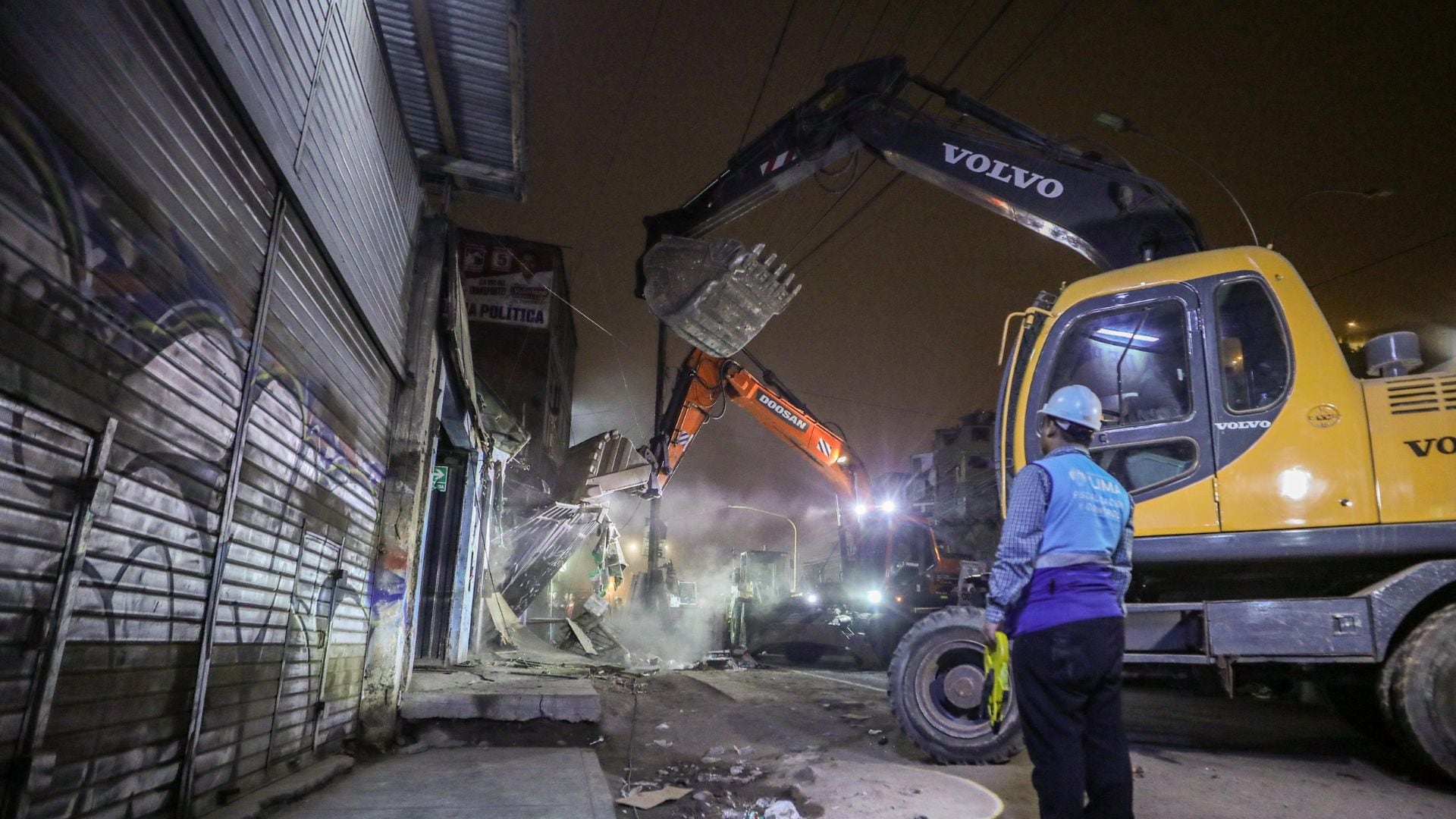 El despliegue logístico incluyó 4 excavadoras, 4 cargadores frontales, 14 volquetes, 1 retroexcavadora, 1 grúa, 2 camiones cisterna, 700 agentes de seguridad y 300 trabajadores municipales - Créditos: Municipalidad de Lima.