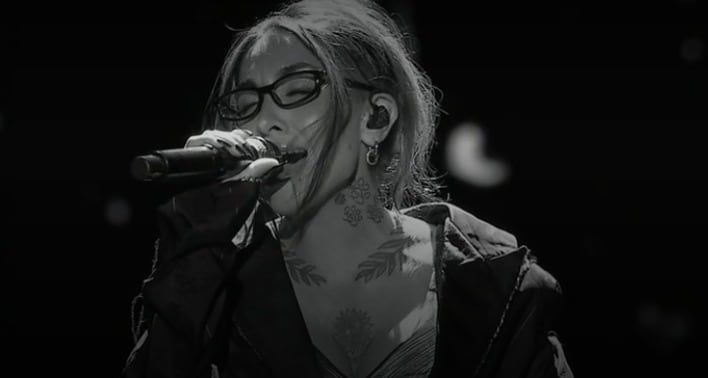 María Becerra es la primera artista de la noche en presentarse en los Premios Platino. (Captura de video)