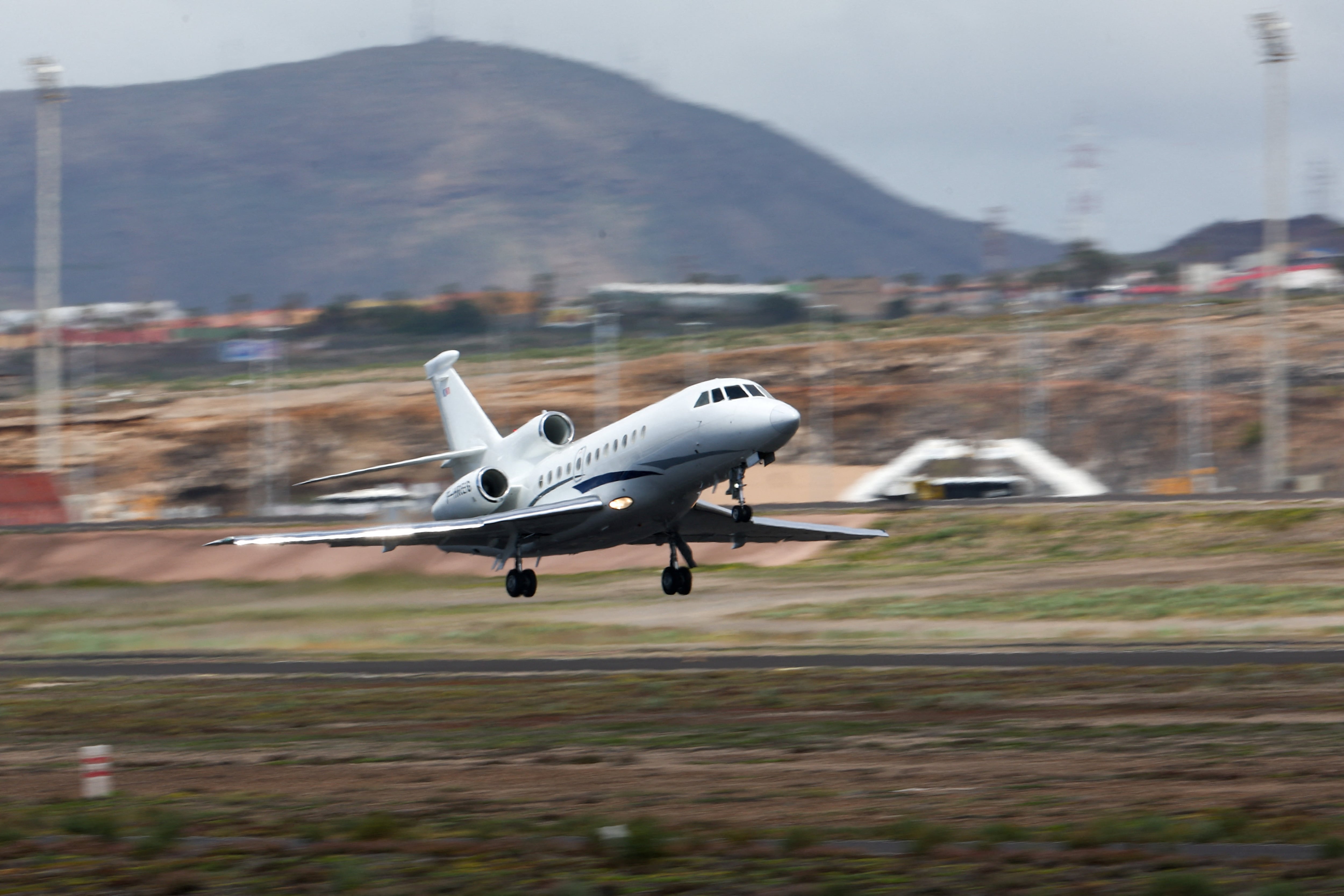 Un avión francés que transporta a pasajeros del crucero MV Hondius, afectado por un brote de hantavirus, despega del aeropuerto de Tenerife Sur, en las Islas Canarias (España), el 10 de mayo de 2026. (REUTERS/Pedro Nunes)
