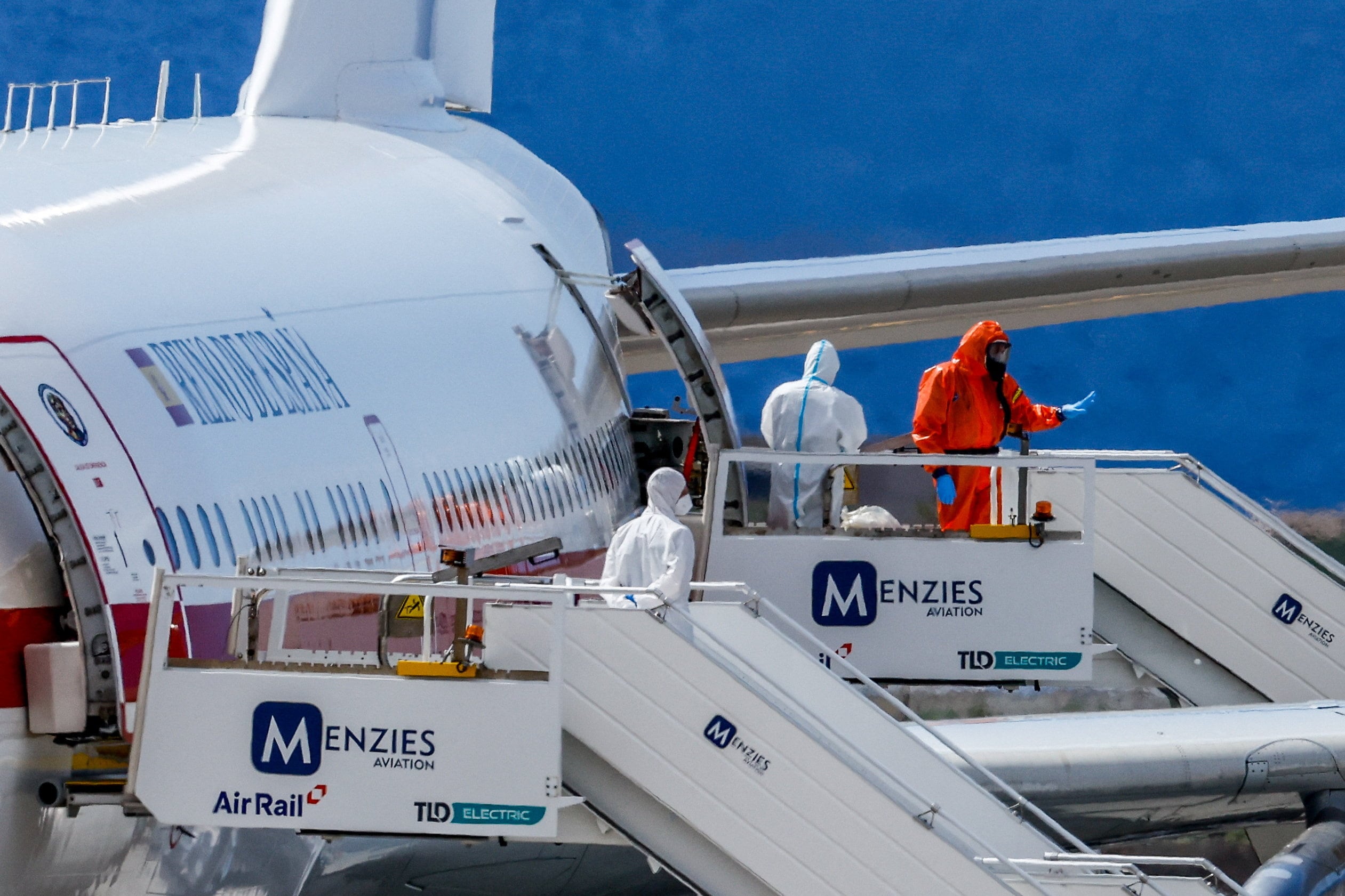 Los pasajeros del crucero MV Hondius, afectado por un brote de hantavirus, embarcan en un avión en el aeropuerto de Tenerife Sur, en las Islas Canarias (España), el 10 de mayo de 2026. (REUTERS/Borja Suárez)