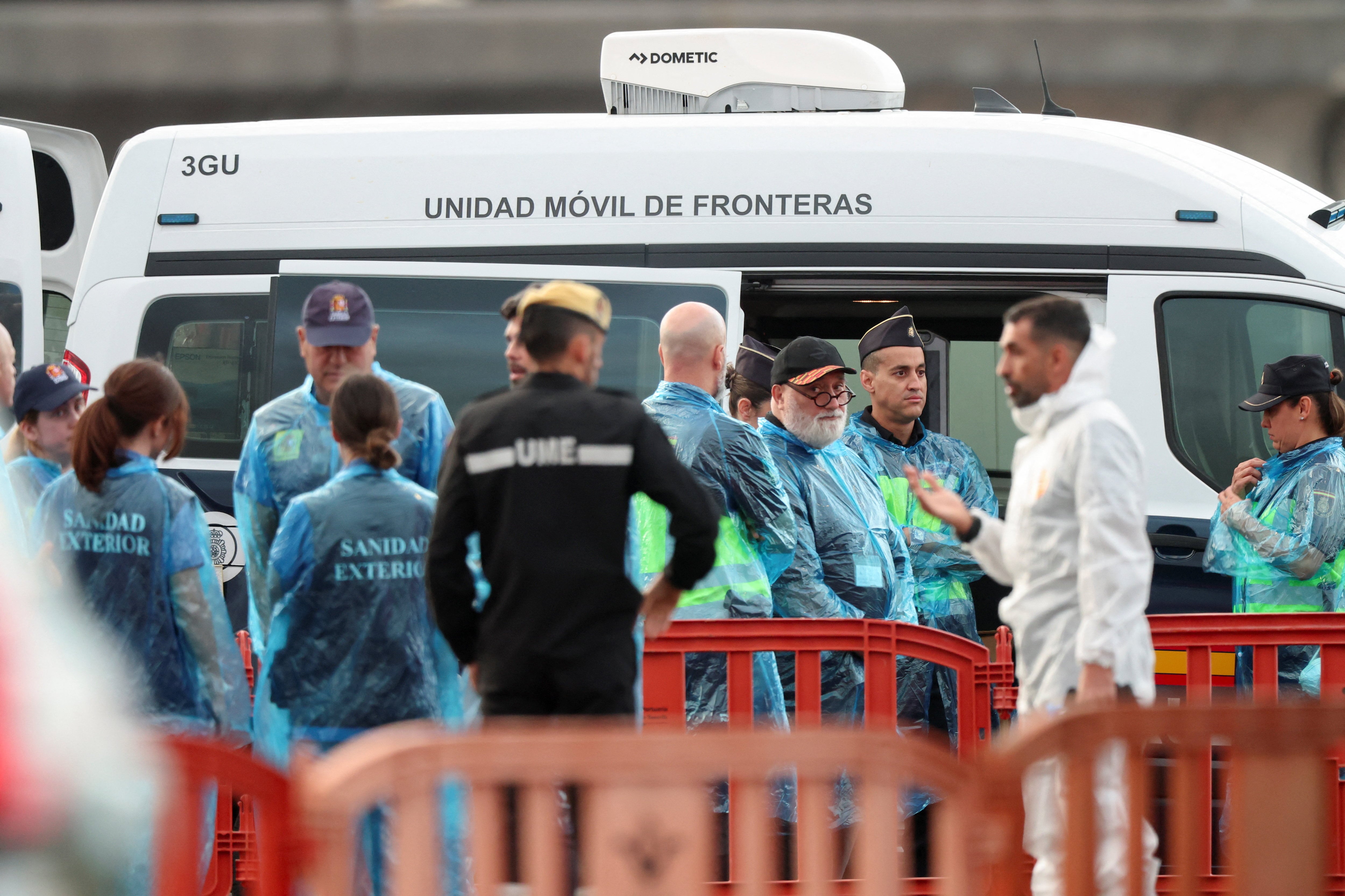Agentes de seguridad y personal sanitario operan en el puerto de Granadilla de Abona tras la llegada del crucero MV Hondius. (REUTERS/Hannah McKay)