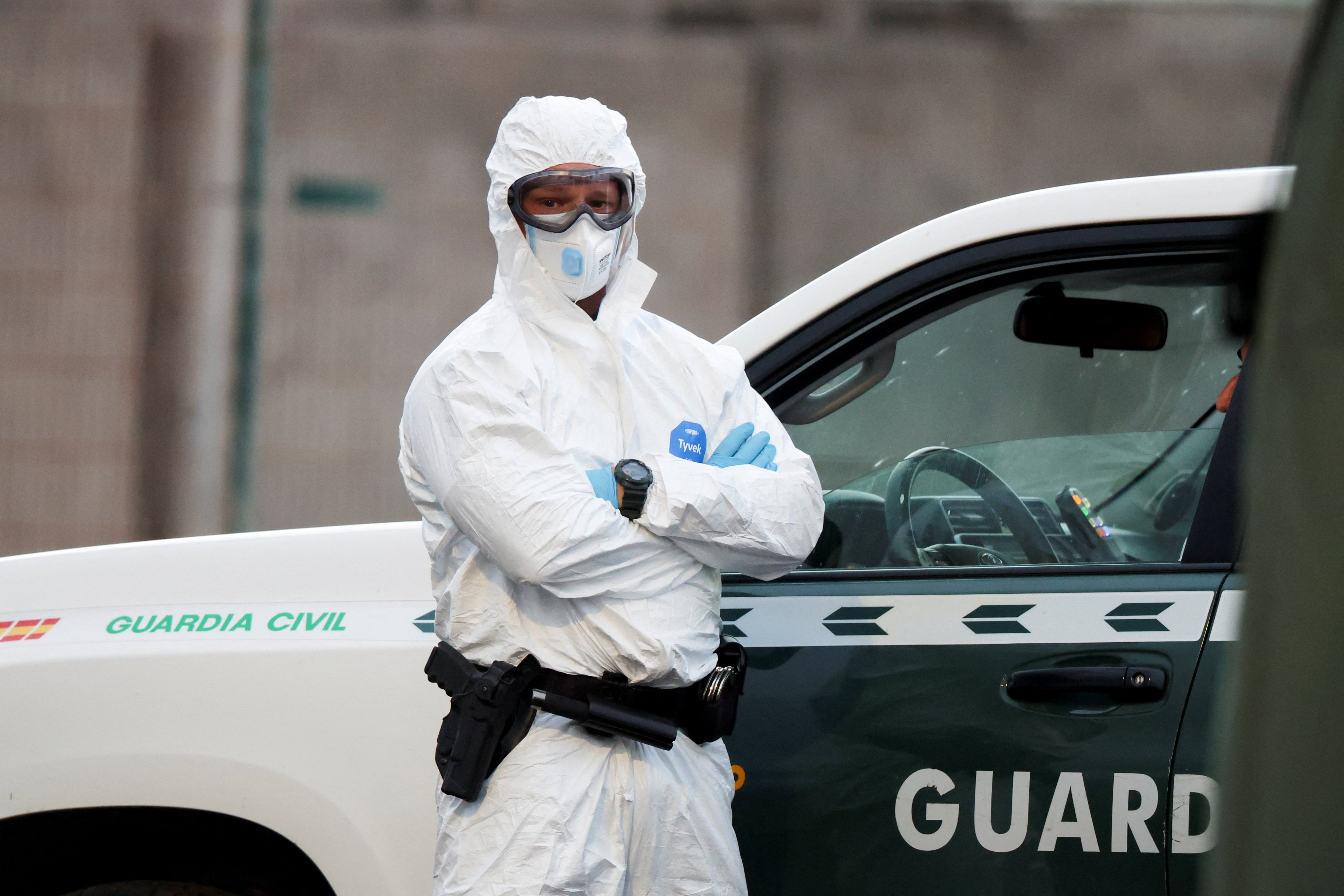 Un agente de seguridad trabaja en el puerto de Granadilla de Abona tras la llegada del crucero MV Hondius. (REUTERS/Hannah McKay)