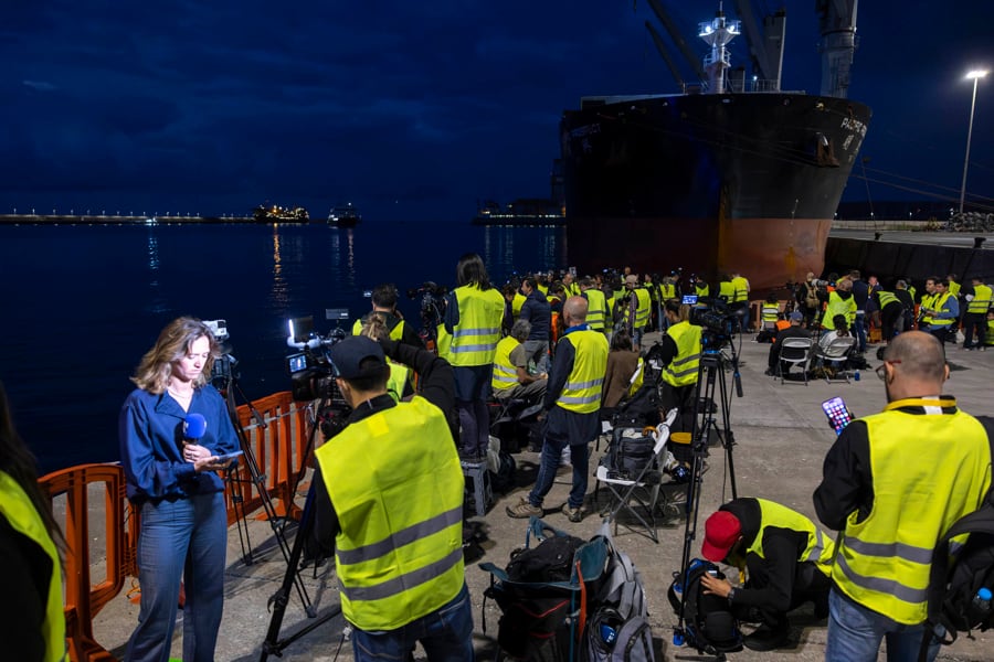 En la imagen, un amplio despliegue de medios de comunicación sigue las operaciones en el puerto. (EFE/Miguel Barreto)