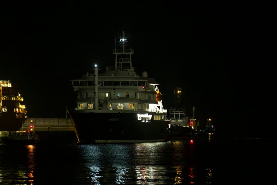 En el muelle, le espera un amplio despliegue sanitario y de seguridad coordinado por el Gobierno de España y la Organización Mundial de la Salud (OMS). EFE/Miguel Barreto