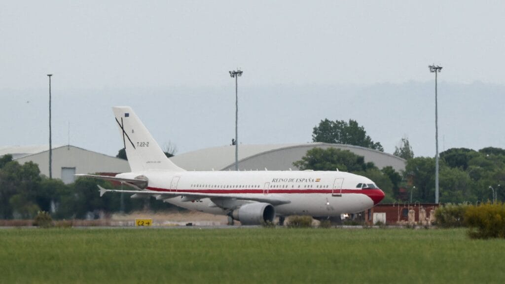 Un avión que transporta a los pasajeros del crucero MV Hondius, afectado por un brote de hantavirus, aterriza en el aeropuerto militar de Torrejón de Ardoz, España, el 10 de mayo de 2026. (REUTERS/Isabel Infantes)