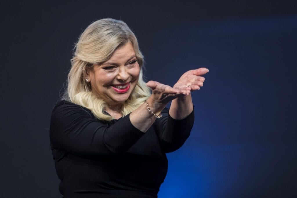 Indemnizan a una empleada que denunció a la mujer de Netanyahu por tirarle comida y "humillarla"