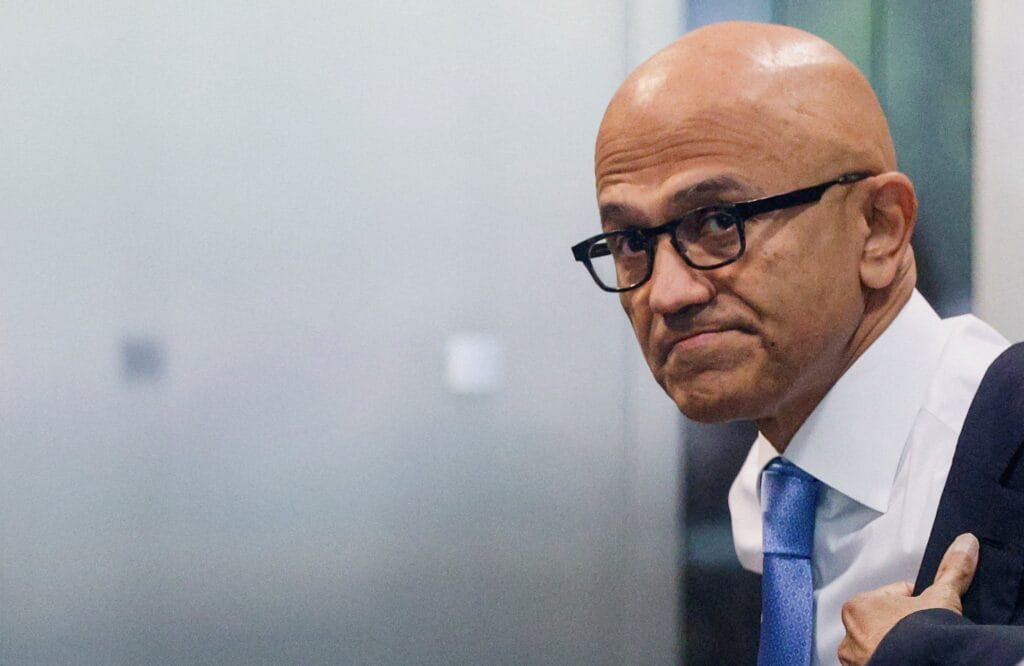 El director ejecutivo de Microsoft defiende el “riesgo” que tomó al invertir en OpenAI