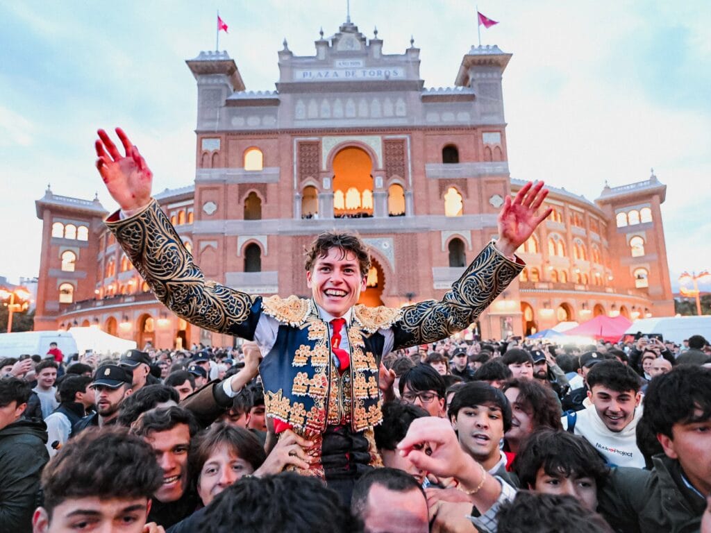 El novillero Álvaro Serrano, a hombros por la Puerta Grande de Las Ventas.