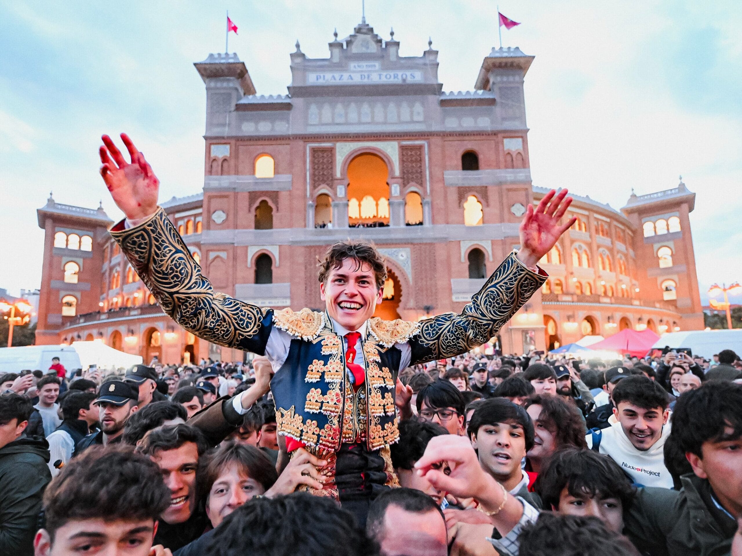 El novillero Álvaro Serrano, a hombros por la Puerta Grande de Las Ventas.