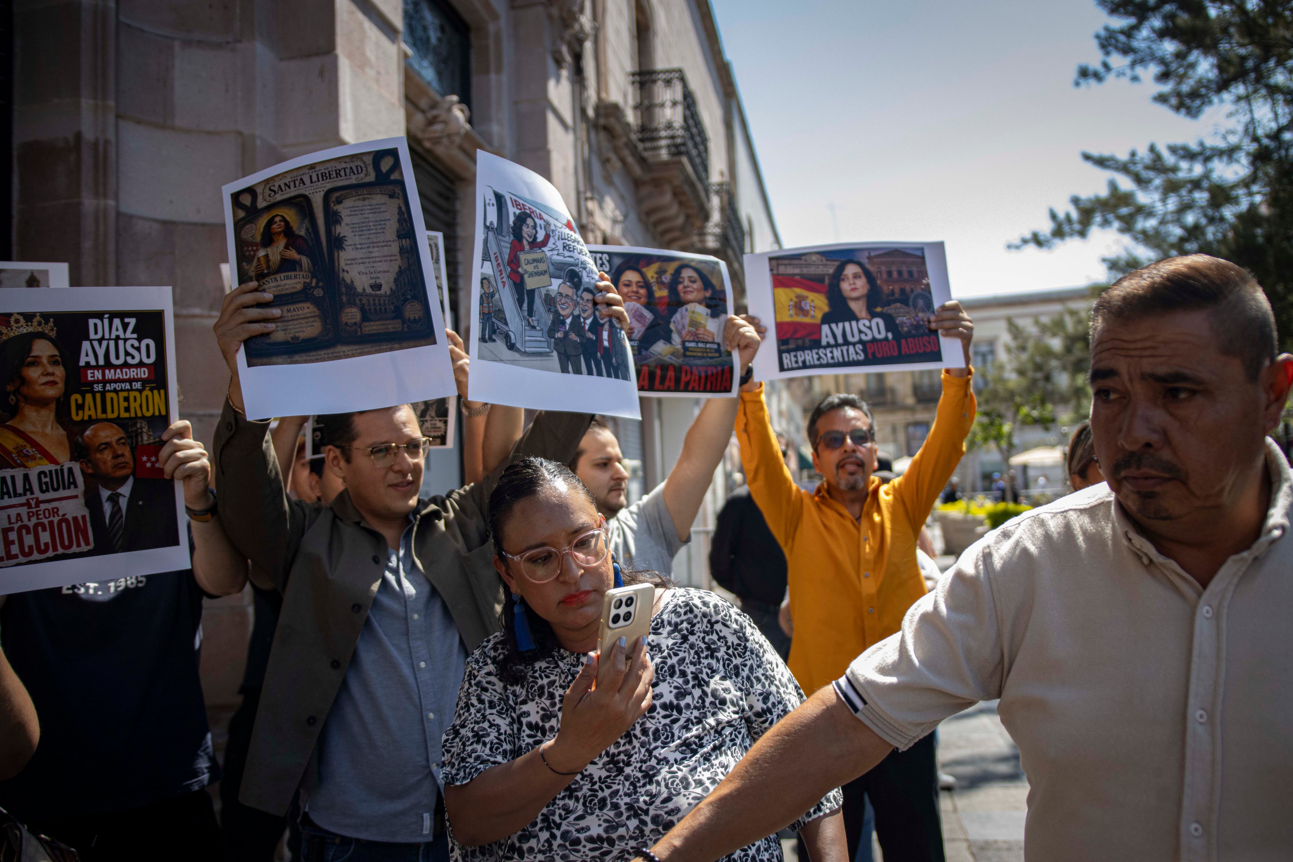 Manifestantes en contra de Isabel Díaz Ayuso en el Congreso de Aguascalientes, el 6 de mayo.