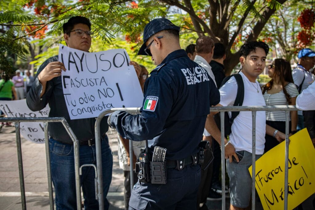 Un elemento de la Policía Estatal acordona la zona del Congreso de Aguascalientes, el 6 de mayo.