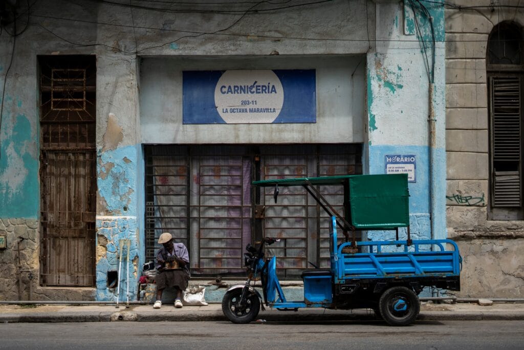 Un hombre en el malecón de La Habana, Cuba, el 17 de marzo.