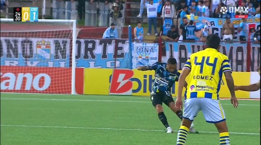 Yoshimar Yotún pateó desde la mitad de la cancha y anotó el primero para Sporting Cristal.