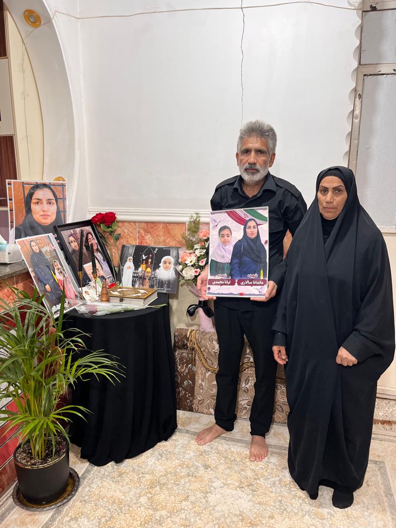 Los padres de Mandana Salari, ante el altar improvisado en casa dedicado a su hija y a su nieta, Liana, en una foto del miércoles 13 de mayo.